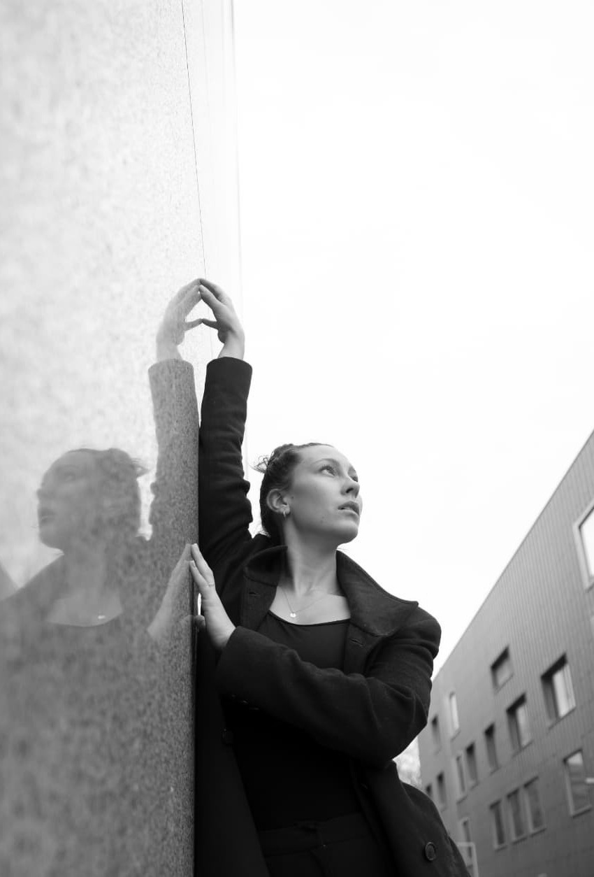 Black and white portrait of Hennie